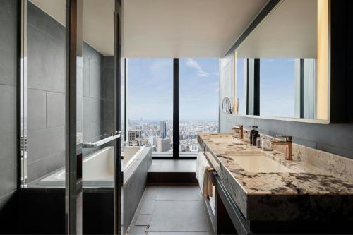 Specialty Corner Twin Room with City View - Top Floor
