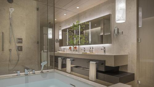 Four Seasons Corner King Room