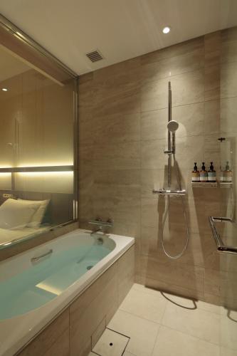 Executive King Room with Sofa Bed - Non-Smoking