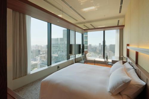 Luxury Corner King Room - Non-Smoking