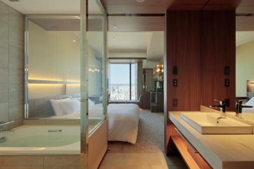 Executive King Room with Lounge Access - High Floor - Non-Smoking