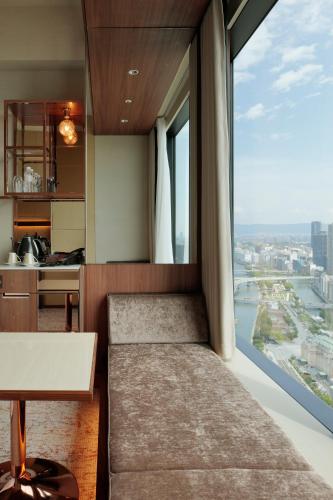 Executive Twin Room with Lounge Access - High Floor - Non-Smoking