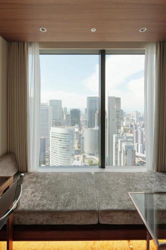 Deluxe King Room with Sofa Bed - High Floor - Non-Smoking