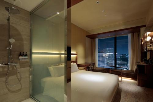 Deluxe King Room with Sofa Bed - High Floor - Non-Smoking
