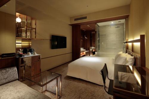 Deluxe King Room with Sofa Bed - High Floor - Non-Smoking