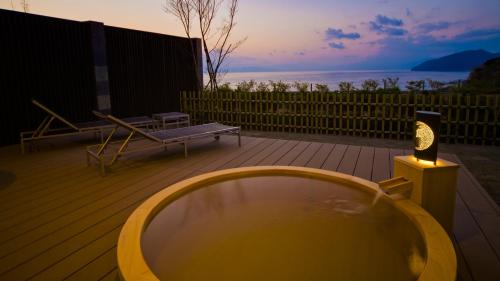 Twin Room with Tatami Area and Open-Air Hot Spring Bath, Mt,Fuji View【Nami no Fu】