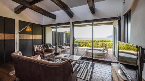 Twin Room with Tatami Area and Open-Air Hot Spring Bath, Mt,Fuji View【Nami no Fu】