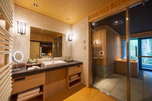 Exective Family Room with Hot Spring Open-Air Bath "Gyokoso"