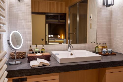 Exective Family Room with Hot Spring Open-Air Bath "Gyokoso"