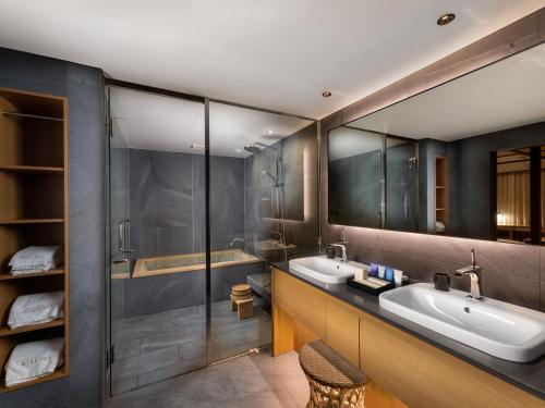 Suite Room 201