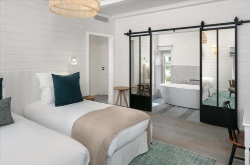 Double or Twin Room with View (secondary building)