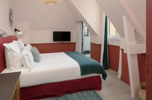 Double or Twin Room with Partial Sea View (main building)