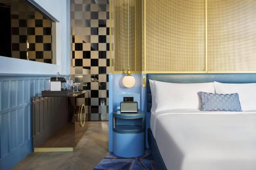 Studio King Suite with Street View
