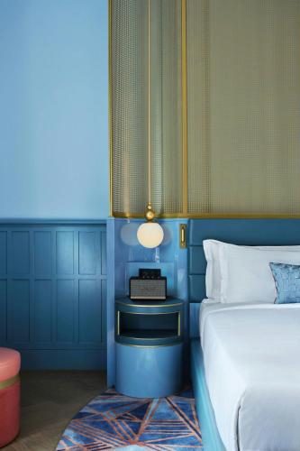 Deluxe King Room with Street View