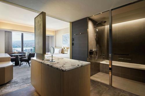 Scenic Twin Room with Two Double Beds and City View - High Floor