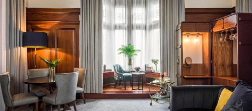 1 Bedroom Suite Dining
