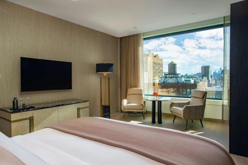 Deluxe King Room with Adapted Tub - Mobility Accessible