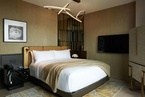Manhattan King Room with Roll-In Shower - High Floor - Mobility Accessible