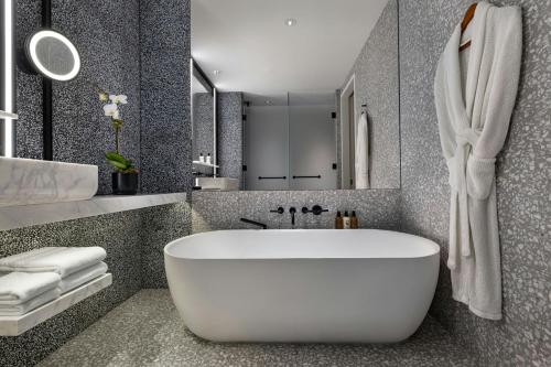 Manhattan King Room with Roll-In Shower - High Floor - Mobility Accessible