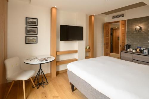 Double Room – ARTIST’S VISTA