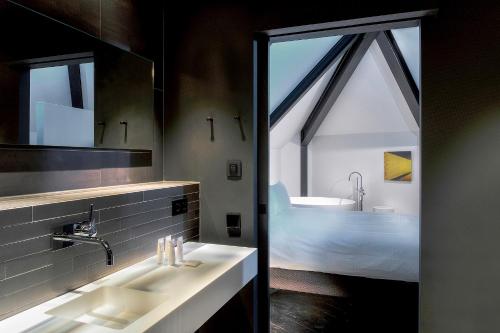 Paljas Loft Suite with Aquamoon Spa Shower and Bath