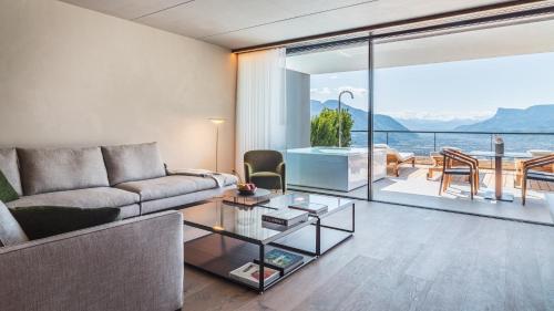 Deluxe Two-Bedroom Apartment with Garden View