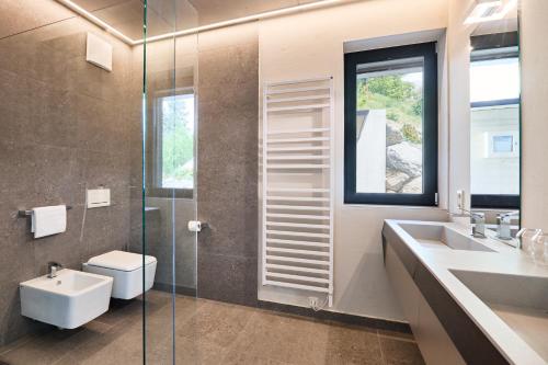 Deluxe Two-Bedroom Apartment with Garden View