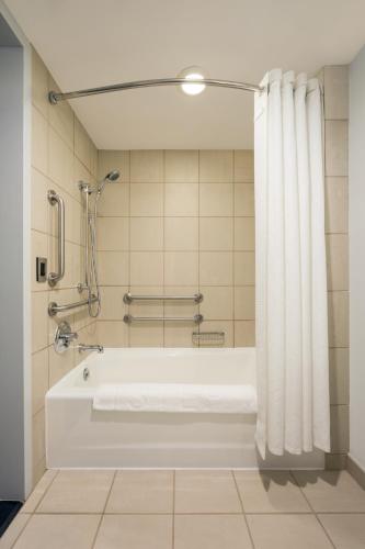 Standard, Guest room, 2 Double (Mobility Accessible w/ Tub)