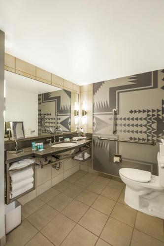 Studio Suite, 1 King, Corner room (Mobility Accessible w/ Tub)