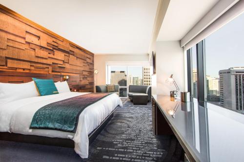 Studio Suite, 1 King, Corner room (Hearing Accessible)
