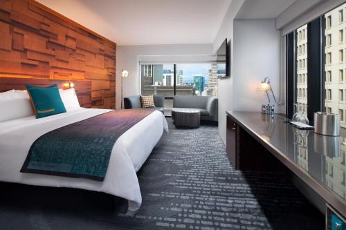 Studio Suite, 1 King, Corner room (Hearing Accessible)