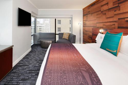 Studio Suite, 1 King, Corner room (Hearing Accessible)