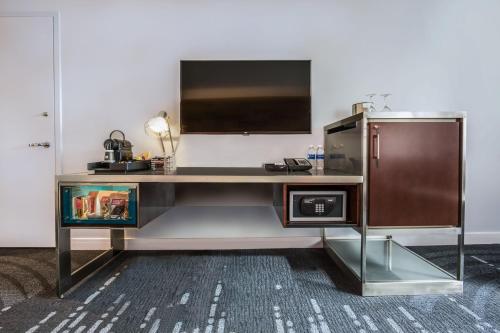 Deluxe, Guest room, 2 Double, City view, High floor (Mobility &amp; Hearing Accessible w/ Tub)