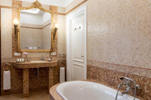 One Bedroom King Suite