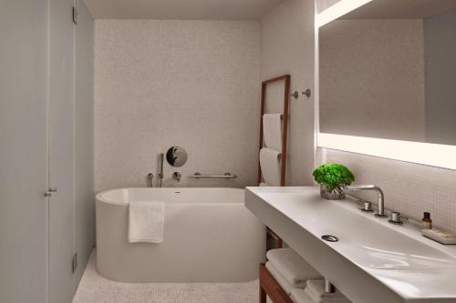 Newman One-Bedroom Queen Suite