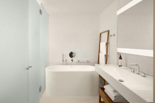 Newman One-Bedroom Queen Suite
