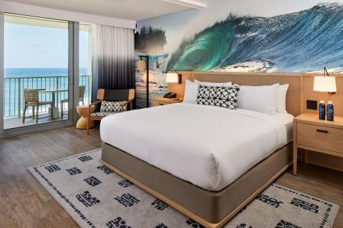 Premium King Room with Ocean Front Lanai - Top Floor/Mobility Accessible with Roll-In Shower