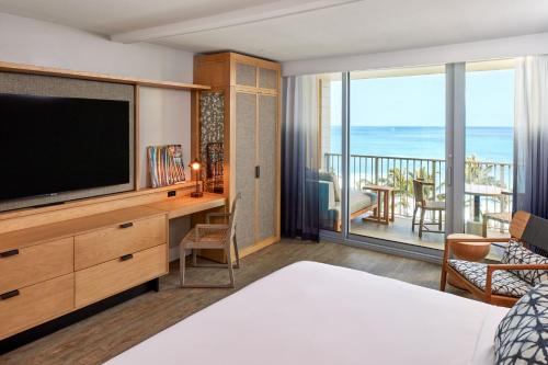Premium King Room with Ocean Front Lanai - Top Floor/Mobility Accessible with Roll-In Shower