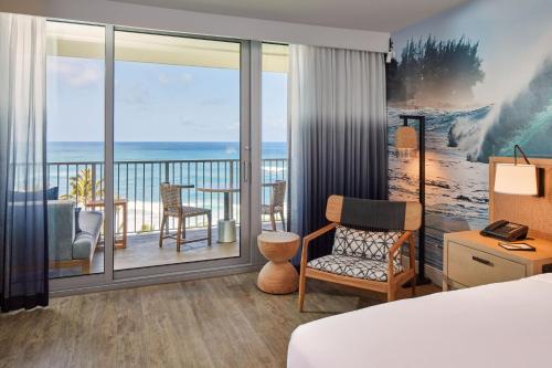 Premium King Room with Ocean Front Lanai - Top Floor/Mobility Accessible with Roll-In Shower