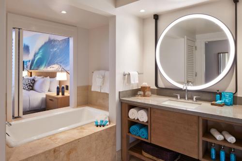 Premium King Room with Ocean Front Lanai - Top Floor/Mobility Accessible with Roll-In Shower