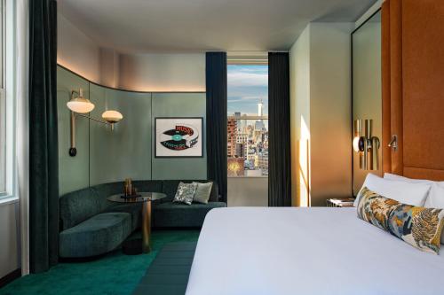 Premier Deluxe Guest Room, 1 King, Park View, Corner Room- Hearing Accessible