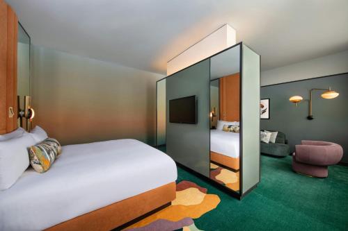 Deluxe Suite, 1 King - Mobility Accessible with Tub