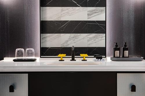 Standard Guest Room, 1 King - Hearing Accessible