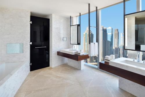 Executive Suite Sky View  - Exclusive Access to Level 54 Infinity Pool