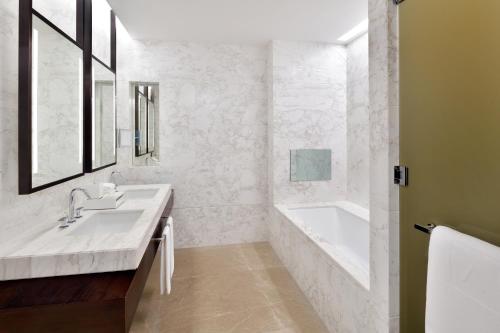 Premier Room  – Exclusive Access to Level 54 Infinity Pool