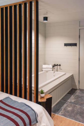 Majestic Glen with Soaking Tub
