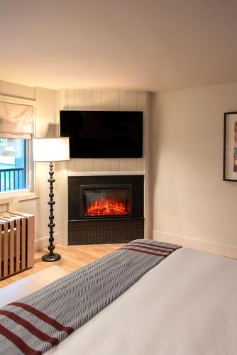 Serenity Glen with Fireplace and Soaking Tub