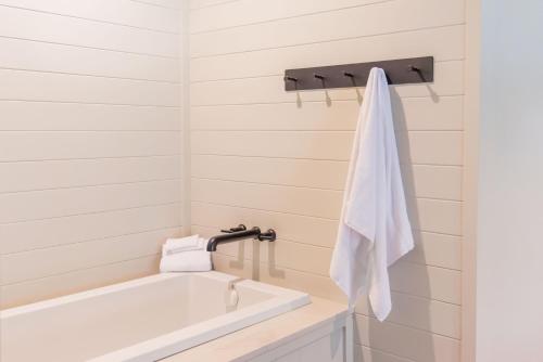 Serenity Glen with Fireplace and Soaking Tub