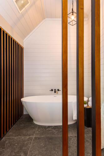 Majestic Glen with Fireplace and Soaking Tub