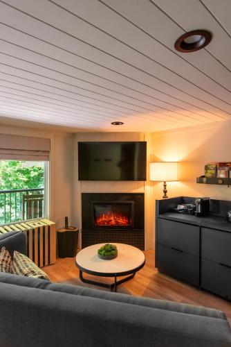 Majestic Glen with Fireplace and Soaking Tub